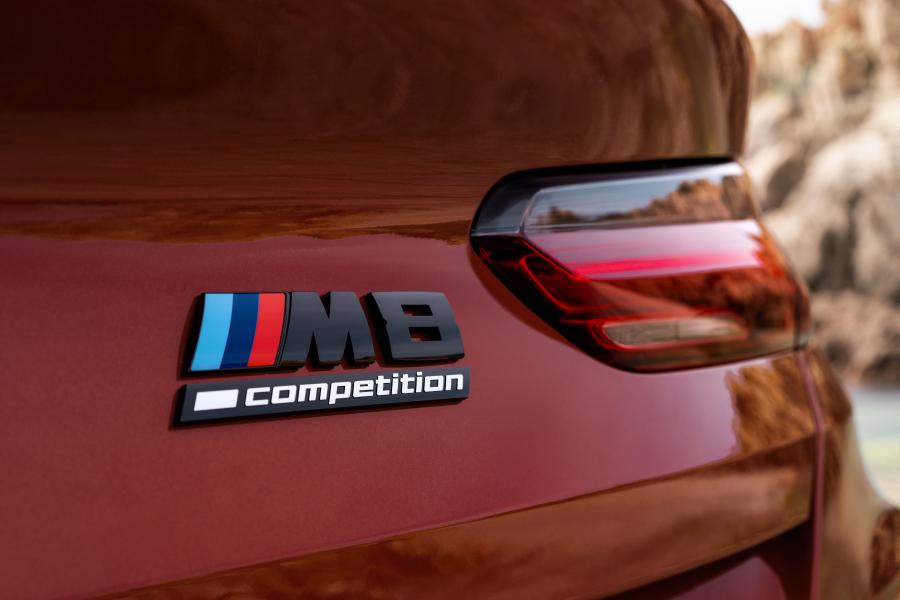 Логотип BMW M8 Competition Convertible (F91) 2019 года  (WW) (фото 20 из 50)